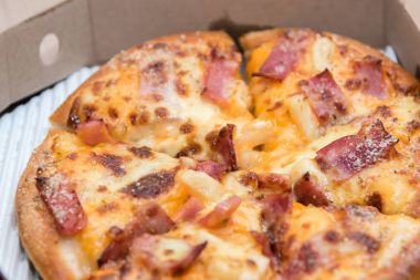 Pizza çeşitli soslar ve cardbo beyaz peynir ile yakın çekim