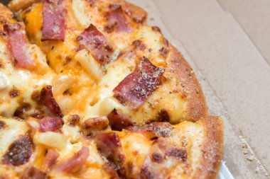 Pizza çeşitli soslar ve cardbo beyaz peynir ile yakın çekim