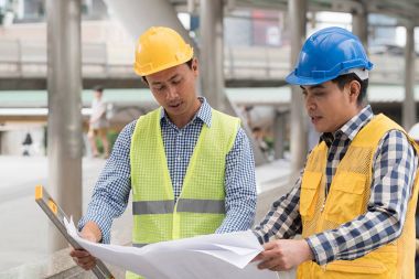 Mühendislik İnşaat ekip çalışması kavramı: profesyonel enginee