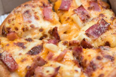 Pizza çeşitli soslar ve cardbo beyaz peynir ile yakın çekim