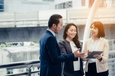 iş başarı kavramı: çalışma teamw toplantı iş adamları