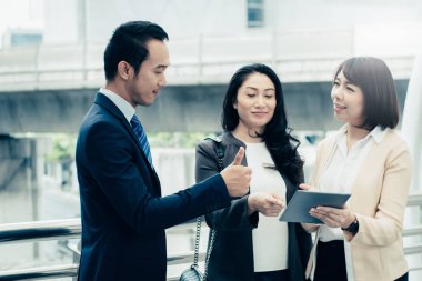 iş başarı kavramı: çalışma teamw toplantı iş adamları