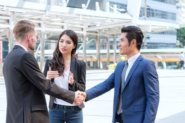 Concepto de equipo de éxito empresarial: grupo de empresarios profesionales m — Foto de Stock