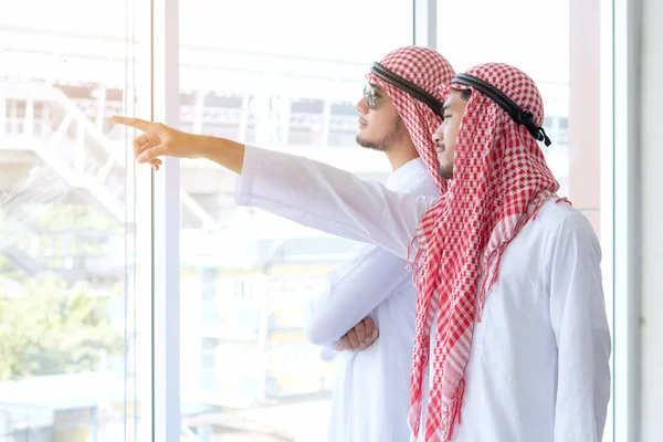 Концепция успеха бизнеса: арабские бизнесмены встречаются с командой — стоковое фото