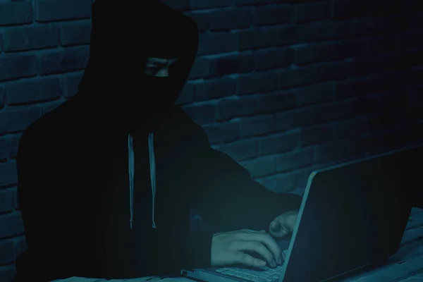 컴퓨터 보안 개념: 디지털 사이버 해커 사용 노트북 stea — 스톡 사진