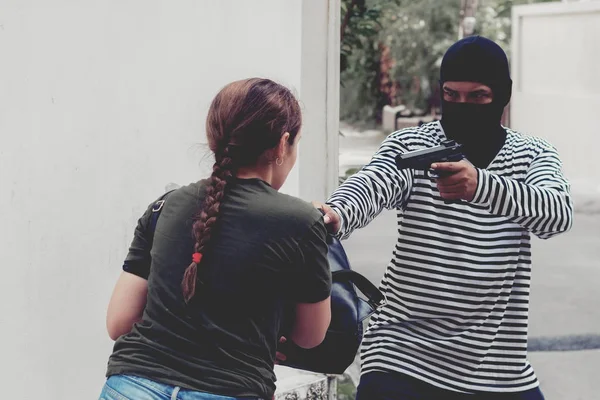tehlike saldırı kavramı: Terör suçluları kaçırmaya genç kadın h