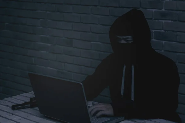 Concetto di sicurezza informatica: digital cyber hacker utilizzare laptop stea — Foto Stock