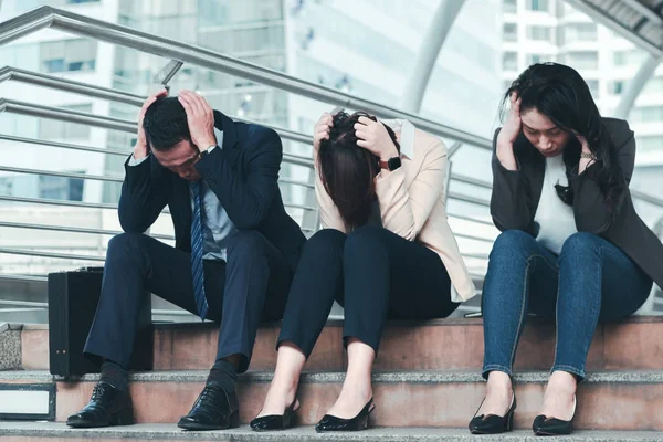 Conceito de fracasso de negócios: homem de negócios estressado sentado, problema — Fotografia de Stock