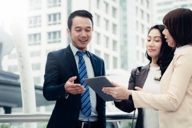 iş başarı kavramı: çalışma teamw toplantı iş adamları