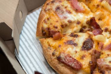 Pizza çeşitli soslar ve cardbo beyaz peynir ile yakın çekim