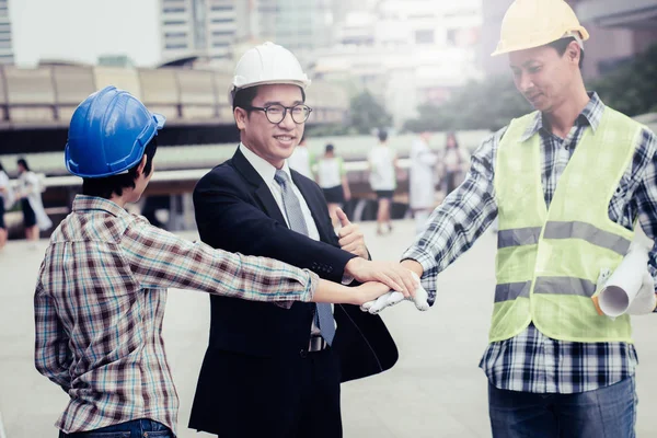 Concepto de trabajo en equipo de construcción de ingeniería: motor profesional — Foto de Stock