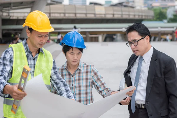 Engineering konstruktion lagarbete koncept: professionell enginee — Stockfoto