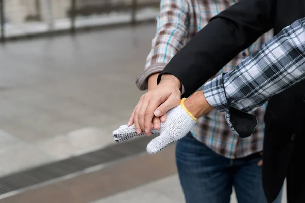 Team werk bedrijfsconcept: mensen uit het bedrijfsleven hand bijeenhouden — Stockfoto