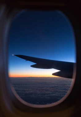 Uçaktan çıkan bir pencere.