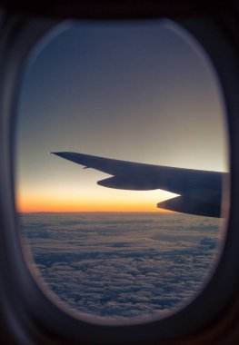 Uçaktan çıkan bir pencere.