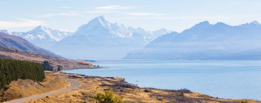 Yeni Zelanda 'daki Cook Dağı' na giden yol