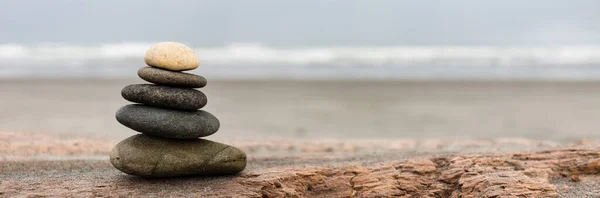Kamienie Doskonałej Równowadze Plaży — Zdjęcie stockowe