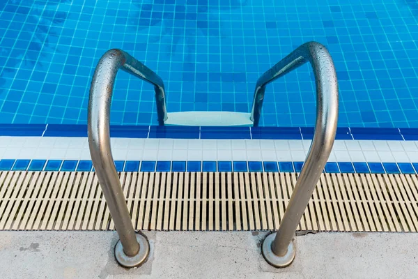 Closeup merdiven ile Yüzme Havuzu