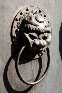 Kapı kolu kolu aslan kafa