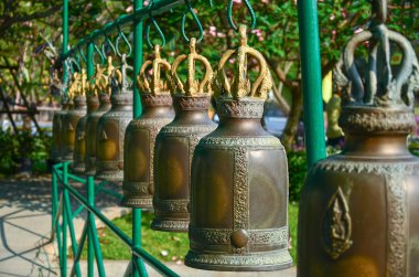 bir Budist tapınağında çan