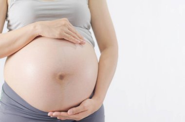 Sevimli bir hamile göbeğini kapat.