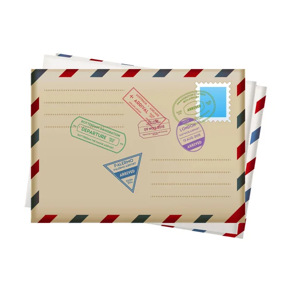 Sobres de correo realistas con sellos de viaje. Vector — Vector de stock