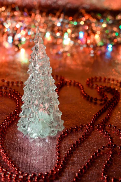 美丽的玻璃圣诞树上的灯光背景下 — 图库照片