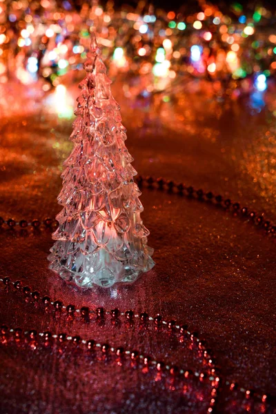 빛의 배경에 아름 다운 유리 크리스마스 트리 — 스톡 사진