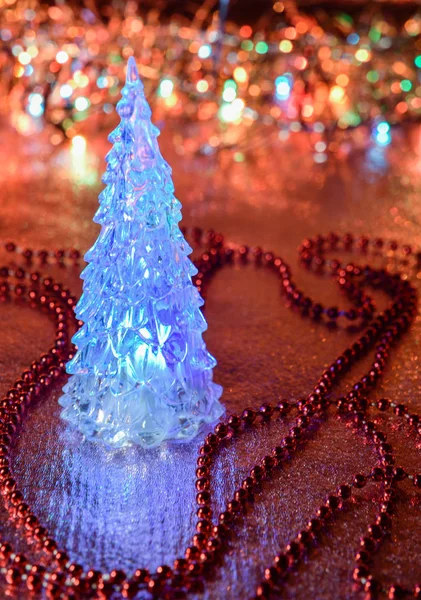 ライトの背景に美しいガラスのクリスマス ツリー — ストック写真