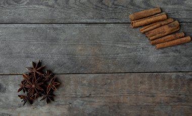 ahşap arka planda anason ve tarçın çubukları