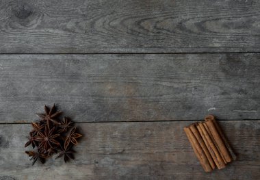 ahşap arka planda anason ve tarçın çubukları