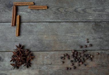 ahşap arka plan üzerinde anason biber ve tarçın çubukları