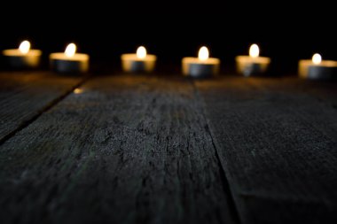 mumlar ile bokeh ile ahşap arka plan