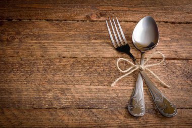 çatal çatal ve kaşık ahşap arka plan üzerinde
