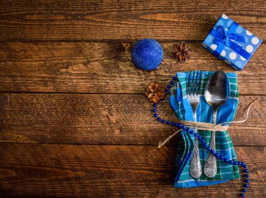  çatal çatal ve kaşık Noel dekorasyonları ahşap bir zemin üzerine