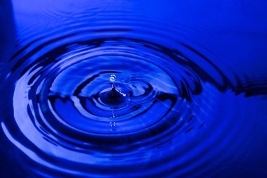 güzel damla suya düşen su