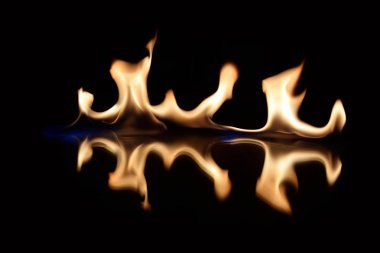  alevler siyah bir arka plan ayna yansıması ile