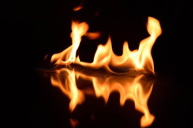  alevler siyah bir arka plan ayna yansıması ile