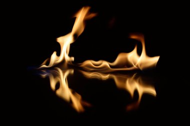  alevler siyah bir arka plan ayna yansıması ile