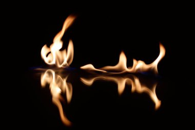  alevler siyah bir arka plan ayna yansıması ile