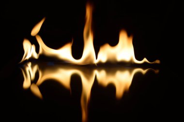   alevler siyah bir arka plan ayna yansıması ile