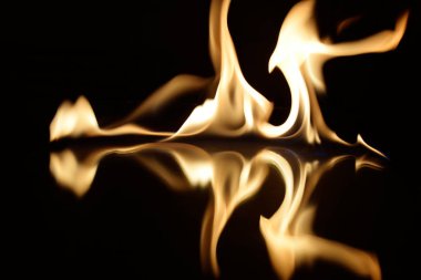   alevler siyah bir arka plan ayna yansıması ile