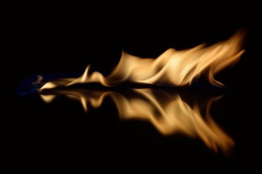   alevler siyah bir arka plan ayna yansıması ile