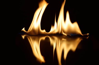   alevler siyah bir arka plan ayna yansıması ile