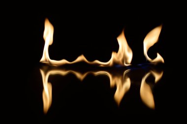   alevler siyah bir arka plan ayna yansıması ile