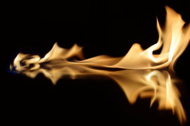   alevler siyah bir arka plan ayna yansıması ile