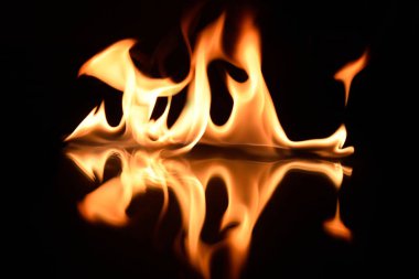   alevler siyah bir arka plan ayna yansıması ile