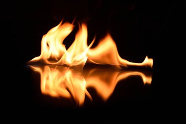   alevler siyah bir arka plan ayna yansıması ile