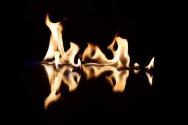   alevler siyah bir arka plan ayna yansıması ile