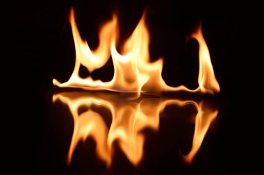   alevler siyah bir arka plan ayna yansıması ile